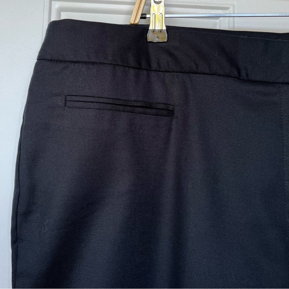 •Roz & Ali• Cropped Black Pants with Button Detail - Size 24 - Picture 4 of 10